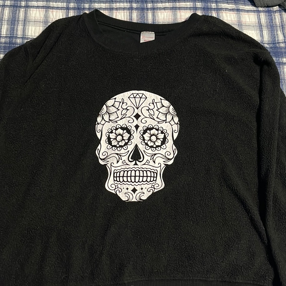 Black skull sweater